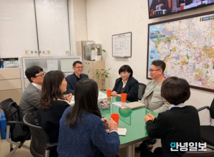 화성특례시 체납관리단 담당부서 공무원과 세종특별자치시 소속 공무원들이 3월 18일 화성시청에서 체납관리단 벤치마킹 시간을 갖고 있다