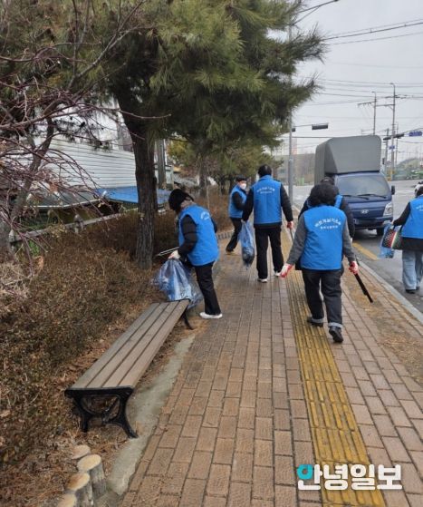 송북동 ‘우리동네 새단장을 위한 새봄맞이 일제대청소’에 구슬땀 흘려