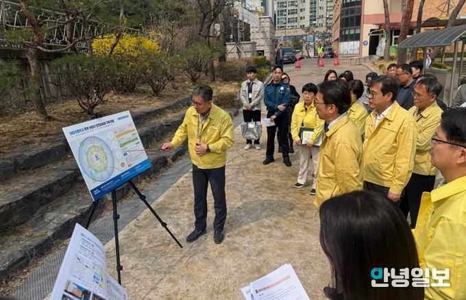 수원시, 행안부 관계자가 현장점검을 하고 있다.