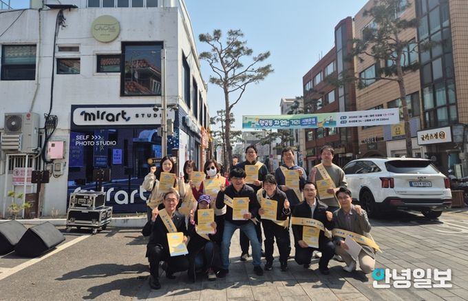 수원시·행궁동 지역상생협의체 관계자들이 지역상생구역 홍보 캠페인을 펼치고 있다.