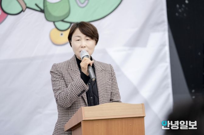 2026년 제2회 용인특례시의회 의장배 스포츠클라이밍 대회 개회식에서 유진선 의장이 대회사를 하고 있다.