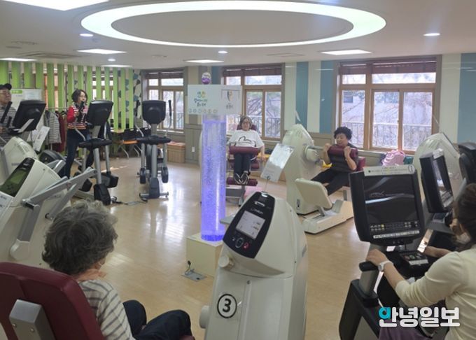 노인건강증진센터에서 '노인건강증진센터 제1기 프로그램'이 진행되고 있다.