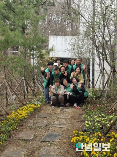 광명시 광명5동 새마을지도자협의회와 부녀회는 30일 봄맞이와 식목일을 기념해 비올라와 팬지 등 봄꽃 600그루를 심었다.