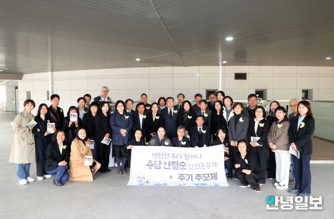 이재식 수원특례시의회 의장을 비롯한 참석자들이 30일 연화장 추모의 집에서 열린 ‘故 용담 안점순 8주기 추모제’에 참석해 기념촬영을 하고 있다.