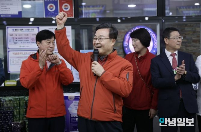 김성제 의왕시장이 대회 참가 선수들을 격려하고 있다.