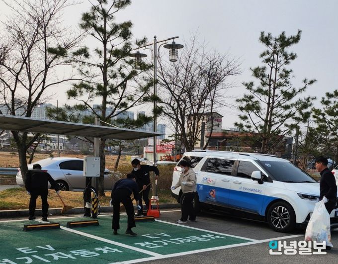 안성시시설관리공단 교통약자지원팀, 안전한 환경 조성 및 이용객 편의를 위한 주변 환경 정화 활동 첫 실시