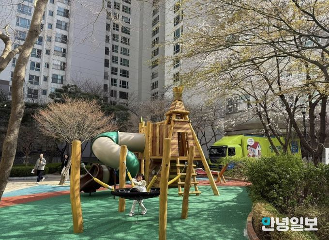 성남시의 보조금 1억원을 지원받아 지난해 2월 아동친화적(자연친화형)으로 리모델링한 정자동파크뷰 단지내 놀이터