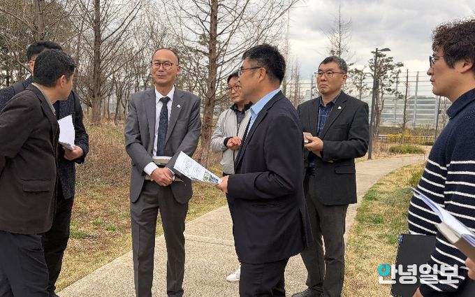 황국환 동탄구청장이 현장을 방문하여 동탄호수공원 인근 주차환경 개선 방안을 점검하고 있다
