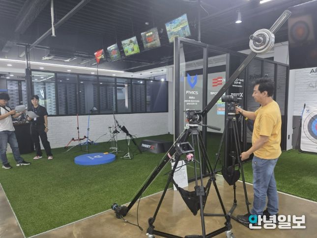 중소기업 사업장에서 해외 홍보용 영상 촬영을 하고 있다.