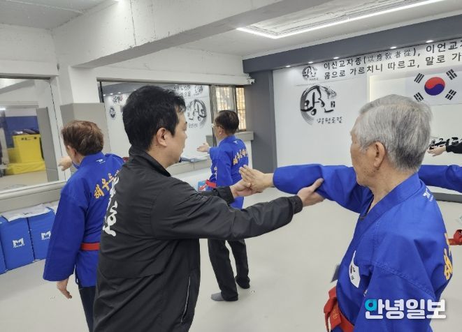 해우름 태권단원 어르신이 태권도 사범의 지도를 받고 있다.