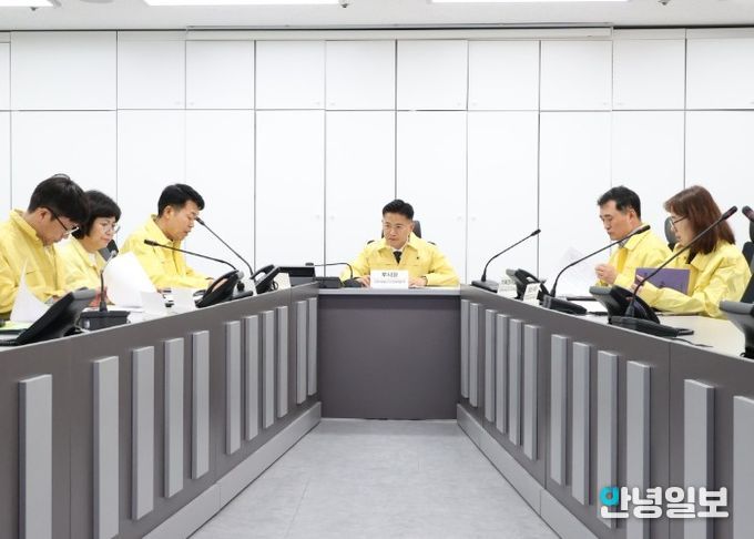 안양시는 1일 오후 2시 시청 8층 재난안전상황실에서 이계삼 부시장 주재로 중동사태 관련 비상경제대응반회의를 열었다