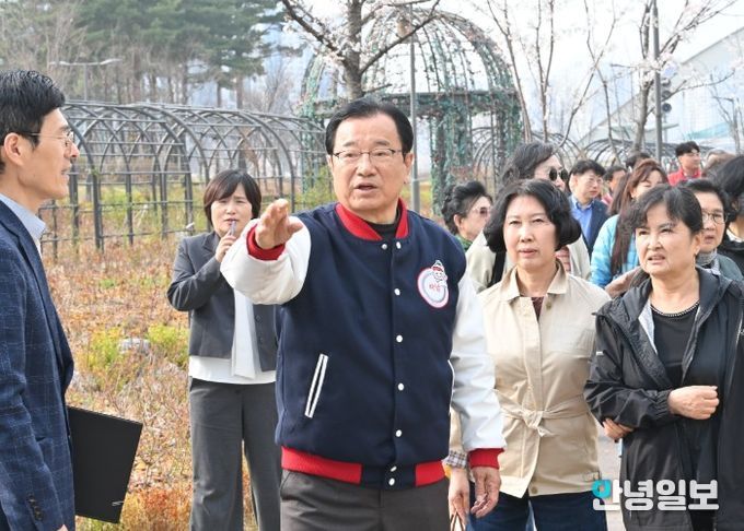 4월 1일 미사호수공원에서 이현재 시장이 망월천 인도교 설치 예정구역을 돌아보고 있다.