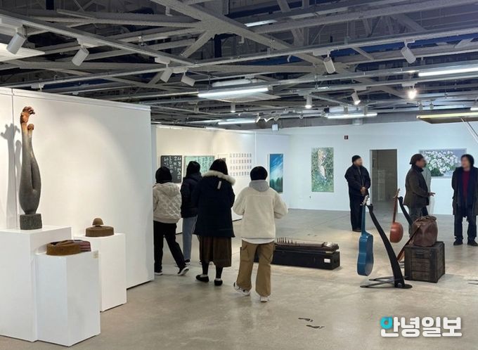 파주 평화뮤지엄 에스(S)827, 봄 햇살 따라 시민들로 북적