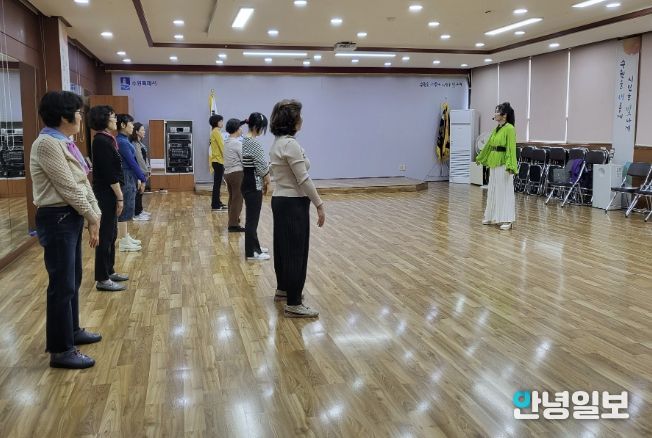 수원시 장안구 정자2동 주민자치회, 주민자치센터 신규 프로그램 ‘챠밍모델워킹’ 운영