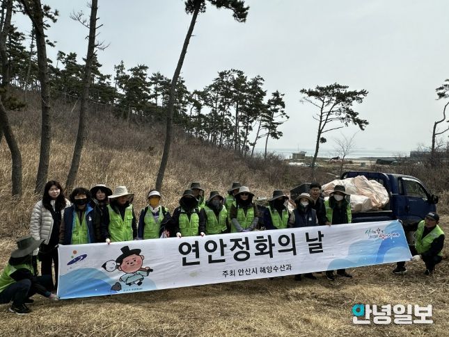 1일 육도 해변 일대에서 '깨끗하고 아름다운 해변 만들기' 정화활동을 진행하고 있다.