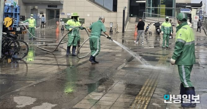 수원시 팔달구, 수원역 광장·환승센터 '반짝반짝 클린 ON' 합동 환경정비 실시