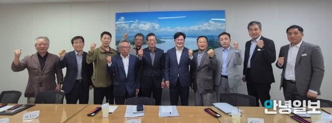 김병수 시장이 김포한강2콤팩트시티 내 대책위와 간담회를 갖고 있다.(2025.10.)