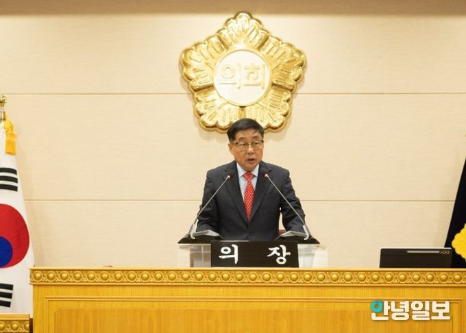 윤창철 의장이 제387회 정례회 제1차 본회의를 주재하고 있다.