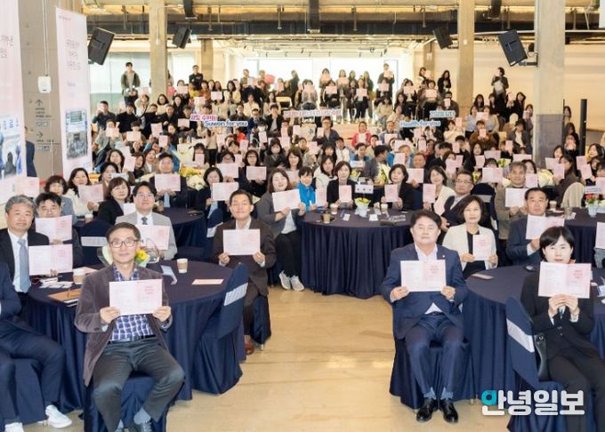 2026년 보건의 날 기념행사에서 이재준 수원특례시장(앞줄 왼쪽 테이블 오른쪽)과 참석자들이 함께하고 있다.