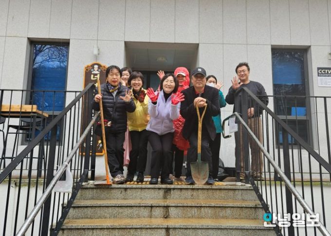 광명시 광명5동 주민자치회는 지난 6일 식목일과 봄을 맞아 너부대공원에서 영산홍 심기 행사를 진행했다.