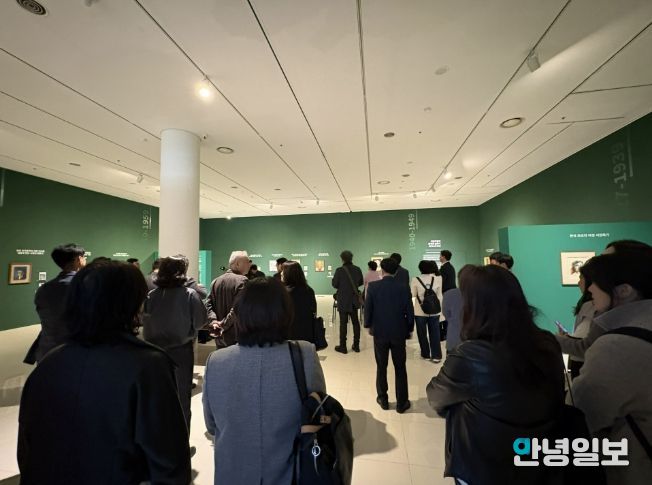 《FACE : 문인 - 시대를 담은 얼굴들》 전시장 관람 사진