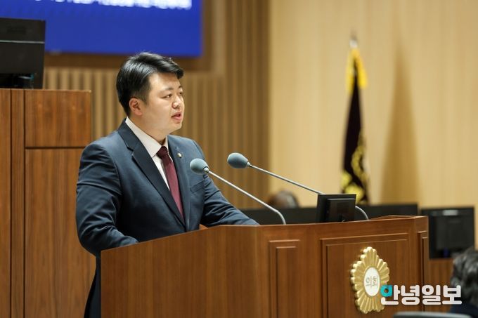 배지환 수원특례시의회 의원이 제400회 임시회 제2차 본회의에서 5분 자유발언을 하고 있다.