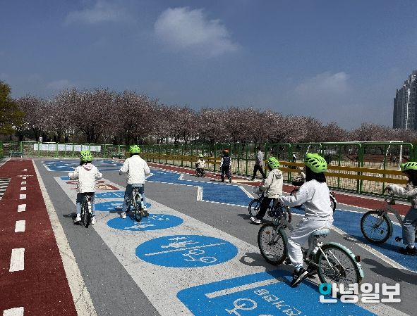 수원시가 만석공원 자전거교육장에서 ‘자전거 안전교육’을 운영하고 있다.